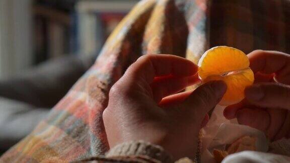一个女人吃橘子在一个舒适的室内环境与格子花呢