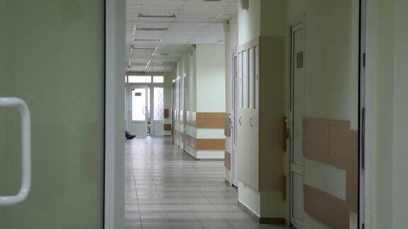 医院里长长的空光走廊