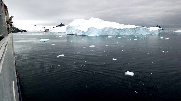 一艘游船进入南极半岛勒梅尔海峡