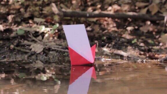 红色的纸船漂浮在水上
