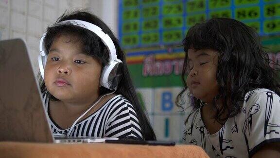 亚洲女孩玩电脑