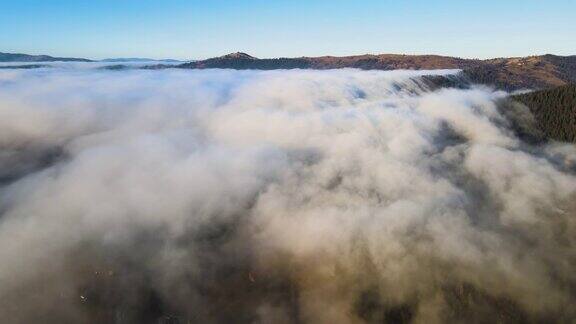 鸟瞰图充满活力的景观雾云覆盖山区和小村庄散落的房子