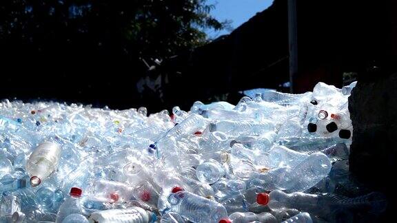 幻灯片拍摄回收中心成堆的塑料瓶