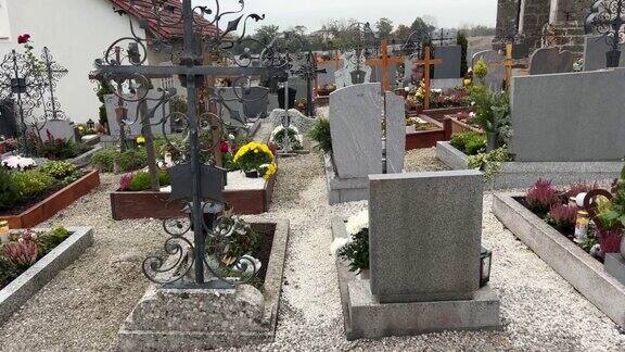 有墓碑、宗教十字架和鲜花装饰的墓地