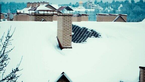 冬天积雪覆盖了住宅的斜屋顶