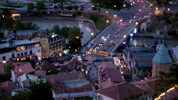 夜晚古老的欧洲城市车水马龙的夜景