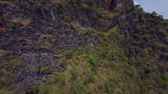 接近极端动态飞行的山岩在绿色森林天堂岛