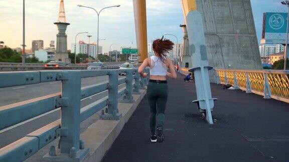 年轻女子慢跑过桥慢镜头