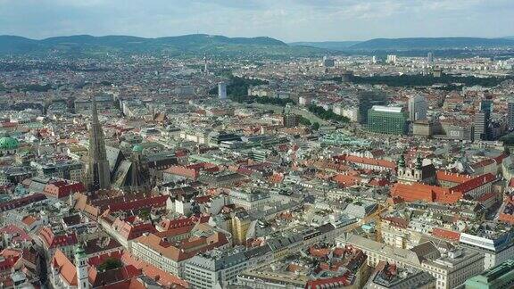 白天飞行飞越维也纳市中心著名的大教堂空中全景4k奥地利