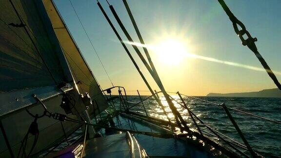 帆下的游艇和美丽的日落