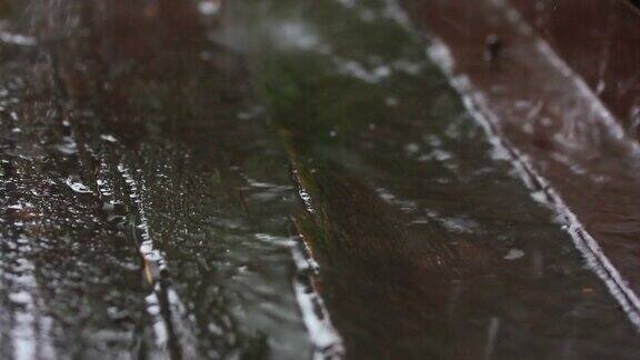 雨点落在饱经风霜的木头上