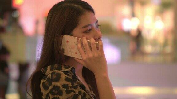 亚洲女性在购物中心使用智能手机