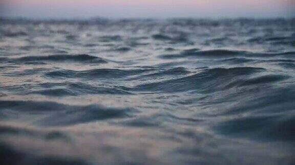 近景深蓝色的海水背景