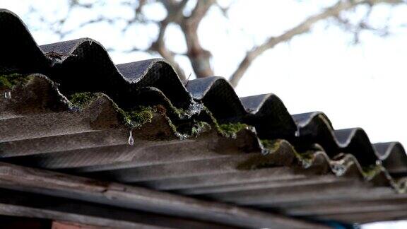 水从屋顶滴落下来