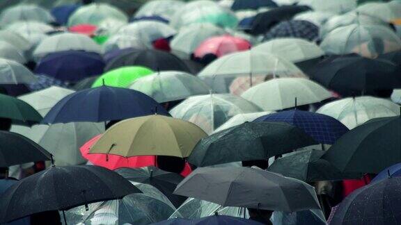 一个日本商人在雨天早上带着伞去上班