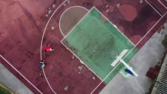 两个朋友在一起打篮球从空中看