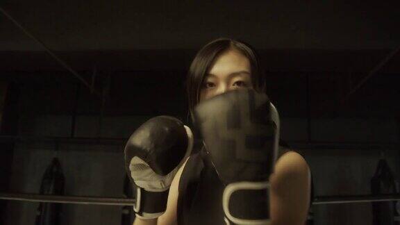 十几岁的女孩训练拳击与沙袋股票视频