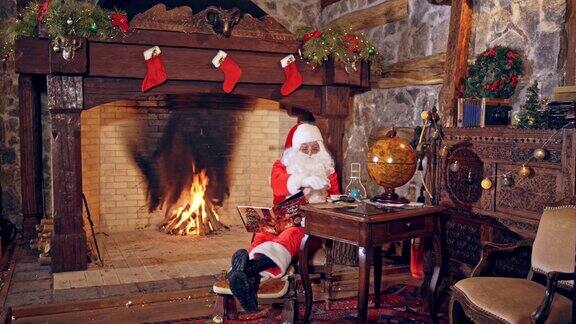 圣诞老人在圣诞节读一本书