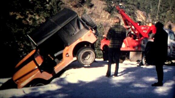 1968年一辆吉普车被困在洞中被拖车救起