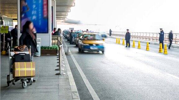 时光流逝:机场出租车站的旅客拥挤