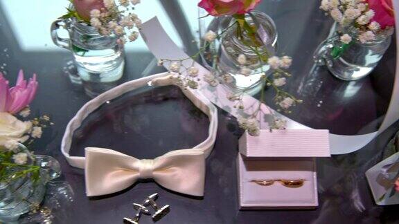 婚礼饰品、戒指和鲜花