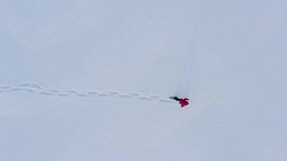 鸟瞰图的女人雪地鞋户外在冬天暴风雪后