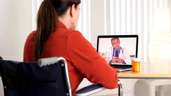 残疾病人在电脑上与医生交谈