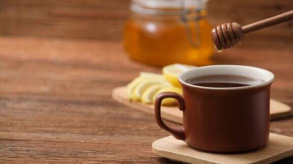 滴在茶里的蜂蜜