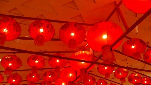 商场天花板上的传统红灯笼春节庆祝活动