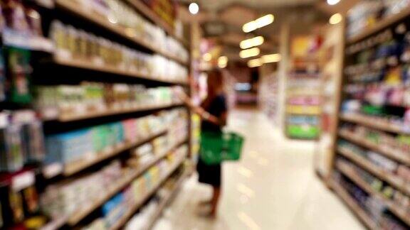 年轻的亚洲女人在杂货店购物慢镜头