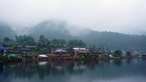 时间流逝的雾雾和云移动在RakThai村湄洪松泰国