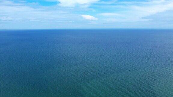 4K海浪在美丽的鸟瞰图无人机飞越大海