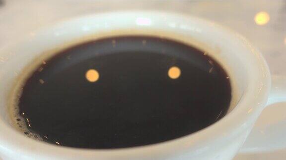 热黑咖啡在白色杯滑动镜头