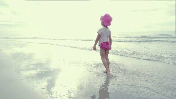 小女孩在海滩上散步