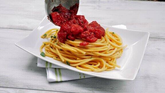 新鲜美味的意大利面配番茄酱