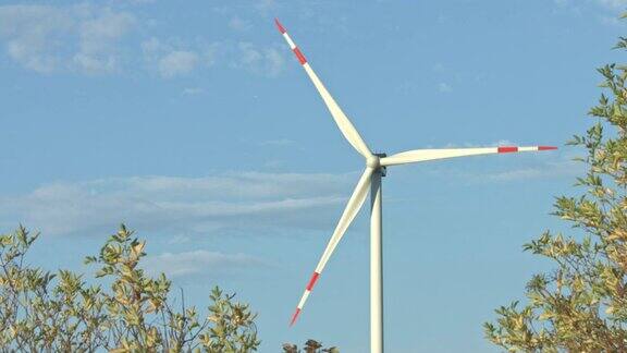 夏日里的风力涡轮机和农田