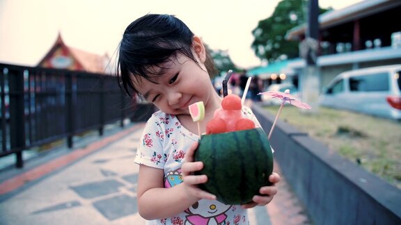 小女孩喜欢吃西瓜冰沙
