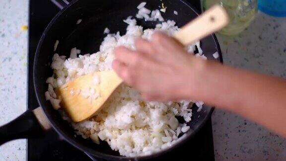 制作培根蛋炒饭的视频食谱步骤1