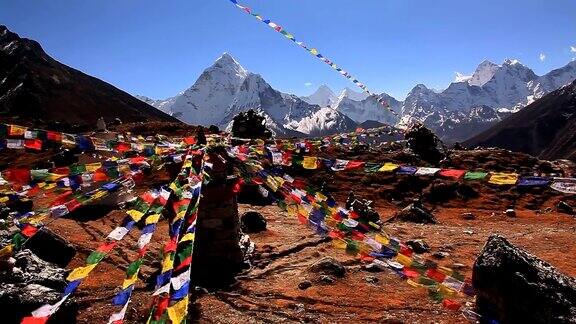 旗子在喜马拉雅山上飘扬