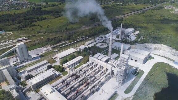 水泥厂、工业企业冒烟的工厂烟囱