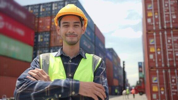 在集装箱码头工作的年轻亚洲工程师画像有吸引力的男性工人处理订单和产品计划在货物货轮的仓库物流进出口
