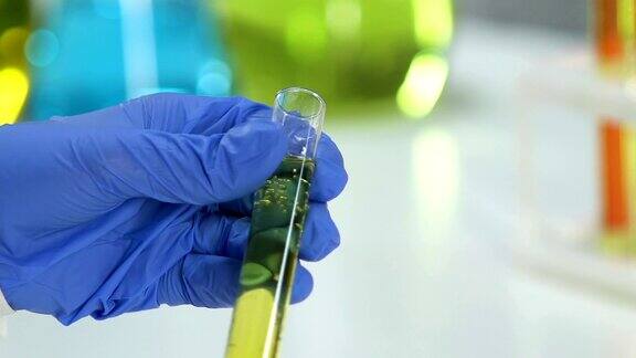 化学实验室工作人员检查试管与香水香精美容
