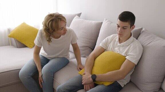 母亲正在和她十几岁的儿子严肃地谈话