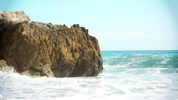 海浪拍打着岩石