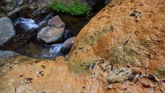 温泉硫磺水在岩石上顺流而下