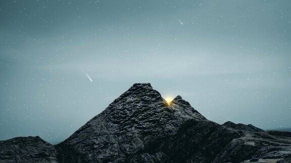 雪花和落在山上的星星