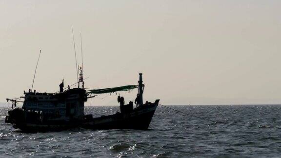海上渔船的剪影泰国亚洲芭堤雅