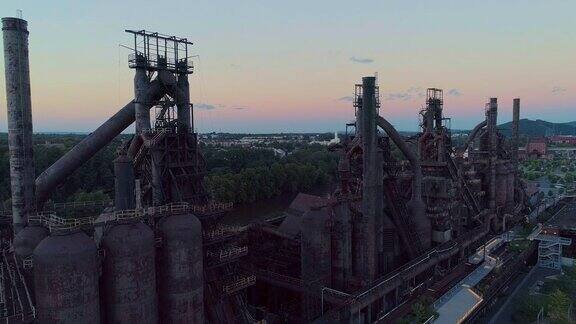 在宾夕法尼亚州伯利恒历史悠久的钢铁厂被改造成现代文化中心无人机视频与向后相机运动