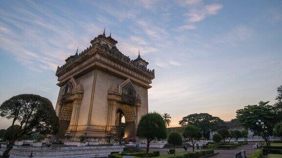 老挝万象时间间隔4K城市从夜晚到白天帕图克赛日出时间间隔