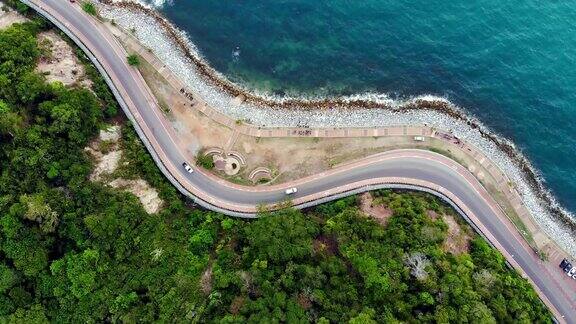 山海之间的公路鸟瞰图